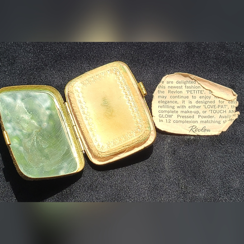 Vintage Revlon gold compact - Picture 1 of 8